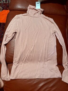 NWT Women's Lightweight turtleneck - Lavender